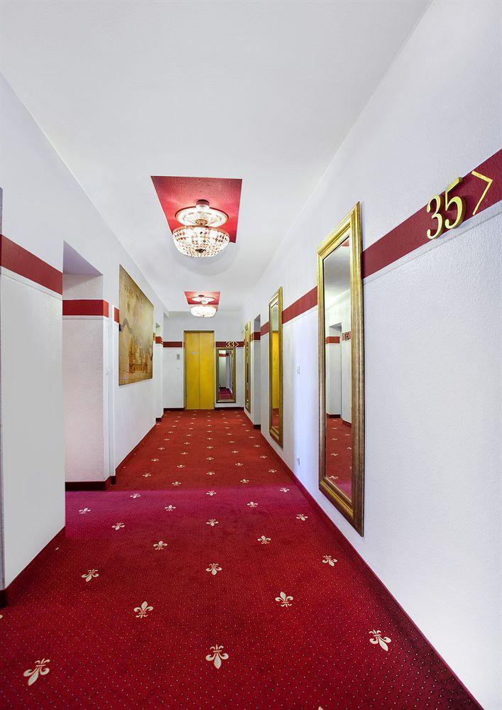 Tiptop Burgschmiet Garni Hotel 3*